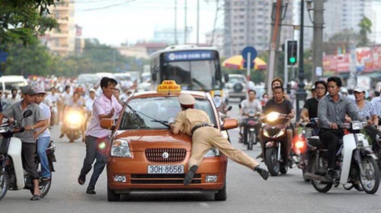 Tội chống người thi hành công vụ là gì và bị xử phạt ra sao?