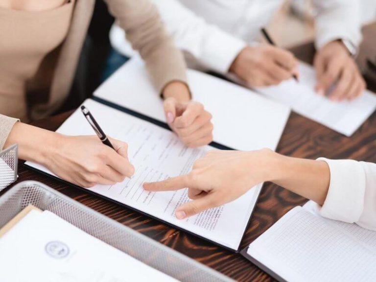 Có được ủy quyền nộp đơn xin ly hôn không?
