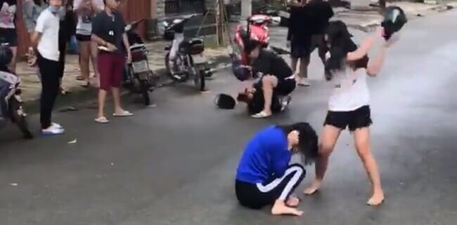 Dùng mũ bảo hiểm đánh người có bị truy cứu trách nhiệm hình sự?