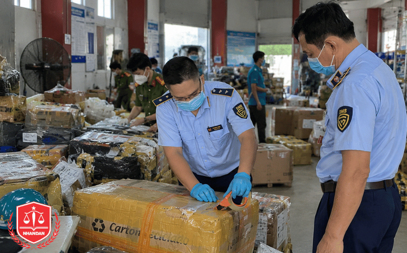Lực lượng chức năng phối hợp với doanh nghiệp xử lý và niêm phong hàng hóa xâm phạm quyền nhãn hiệu (Ảnh minh họa).
