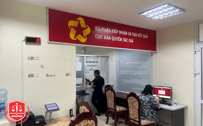 Tác giả làm thủ tục nộp hồ sơ trực tiếp tại Bộ phận một cửa.
