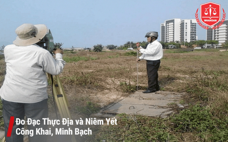 Cán bộ địa chính phối hợp đo đạc thực địa và niêm yết công khai thông tin sử dụng đất.
