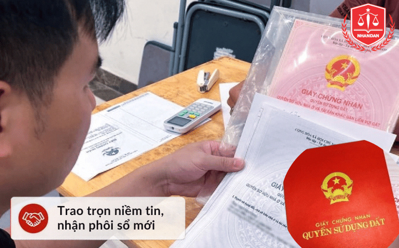 Khách hàng nhận lại Giấy chứng nhận quyền sử dụng đất hợp pháp sau khi hoàn thành quy trình dịch vụ.
