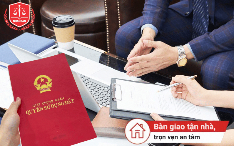 Luật Nhân Dân thực hiện bàn giao Giấy chứng nhận mới tận nhà cho khách hàng theo đúng cam kết dịch vụ.
