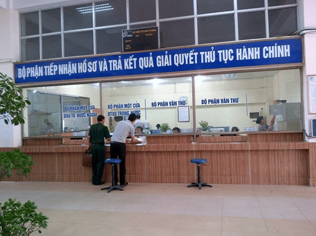 Luật sư đại diện nộp đơn và xử lý thủ tục án phí.