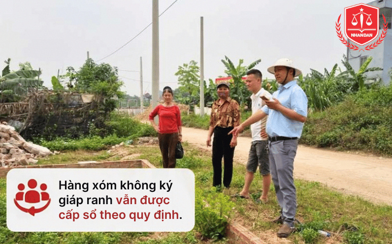 Việc hàng xóm không ký giáp ranh không làm đình trệ quá trình cấp sổ nếu đã thực hiện niêm yết công khai theo đúng quy định pháp luật.