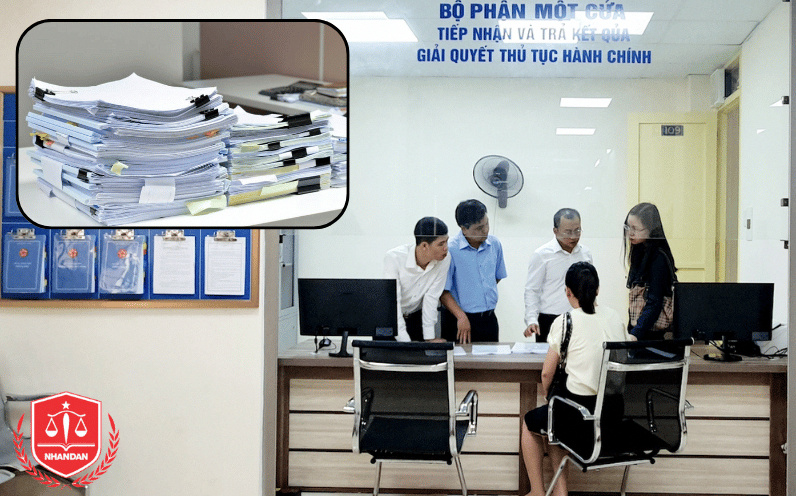 Nộp hồ sơ tại bộ phận một cửa thuộc UBND cấp xã/huyện nơi có đất.