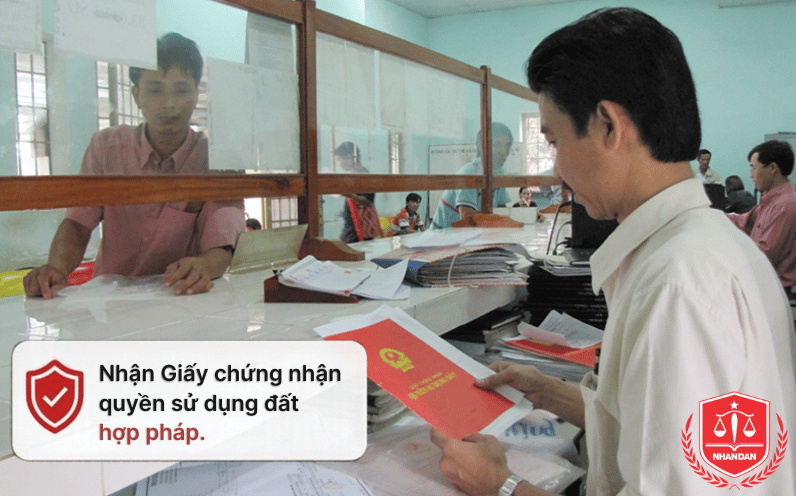 Người dân kiểm tra kỹ lưỡng các thông tin trên phôi sổ mới trước khi hoàn tất thủ tục nhận kết quả.