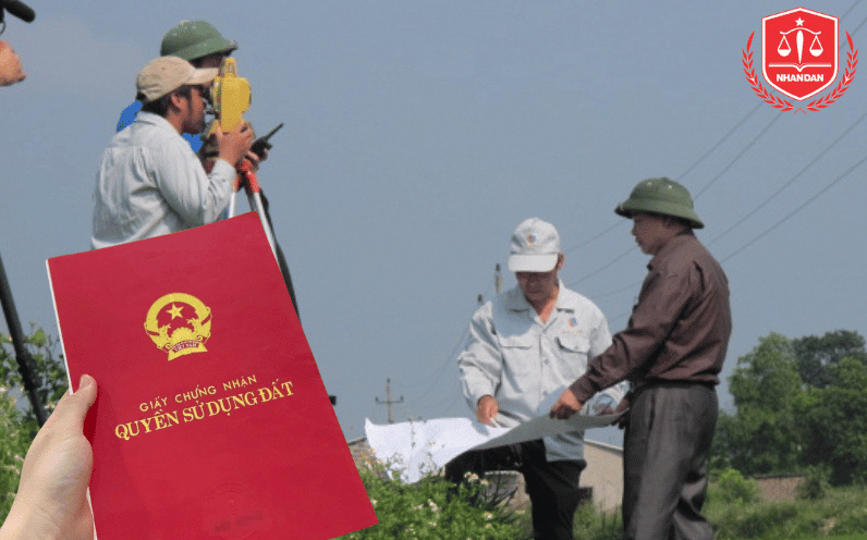 Cán bộ địa phương phối hợp cùng người dân thẩm định thực tế diện tích đất sử dụng ổn định.