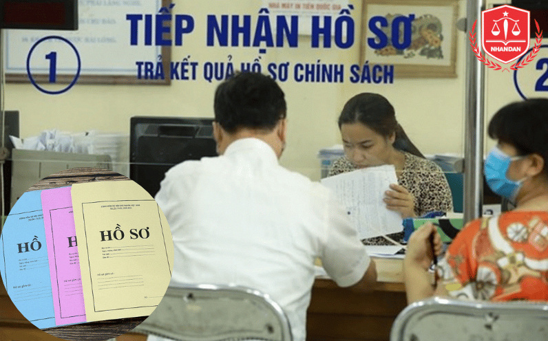 Người dân làm thủ tục nộp hồ sơ xin cấp Giấy chứng nhận quyền sử dụng đất theo quy định mới.
