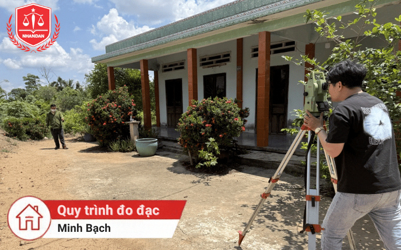 Kỹ sư trắc địa tiến hành đo đạc hiện trạng thửa đất để hoàn thiện hồ sơ kỹ thuật địa chính.