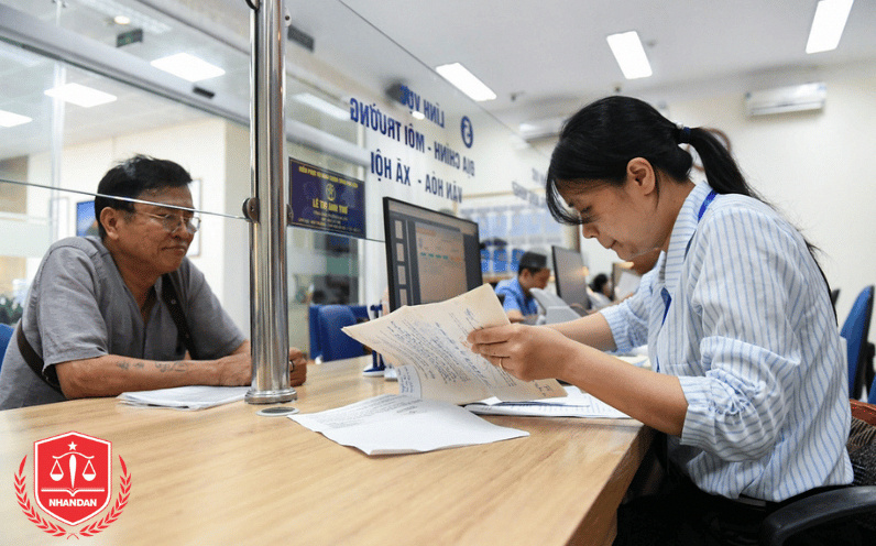 Cán bộ xã hướng dẫn người dân thực hiện biểu mẫu lấy ý kiến khu dân cư khi thất lạc hồ sơ cũ.
