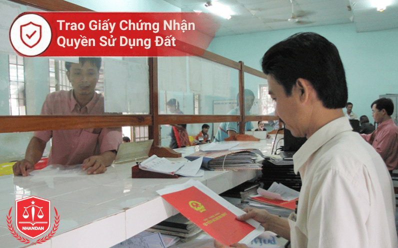 Giấy chứng nhận sử dụng đất sẽ được trao cho người dân sau khi hoàn tất các bước thẩm định.