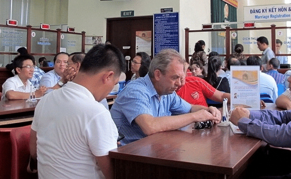 Thuê Luật Sư Ly Hôn Thuận Tình Có Cần Thiết Không? Phân Tích Thực Tế Và Chi Phí 6 Ly hôn khi một trong 2 bên là người nước ngoài hoặc, người Việt định cư tại nước ngoài nên thuê luật sư hỗ trợ.